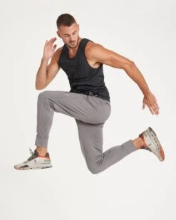 Tradewind Performance Tank | Black Heather -Vuori Clothing Store V142HBK 22SP M ECOMM TANKS FULL 4 8a68d342 9072 452c 86bf 62e560e490b0