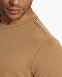 Current Tech Tee | Wheat -Vuori Clothing Store V195WHE FA23 M ECOMM TOPS DETAIL 7