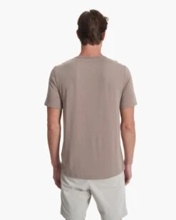 Linear Tech Tee | Walnut -Vuori Clothing Store V196WAL SP23 M ECOMM TOPS DETAIL 0085 1X1 188d1a59 96fb 4852 8697 16c8de8339ab