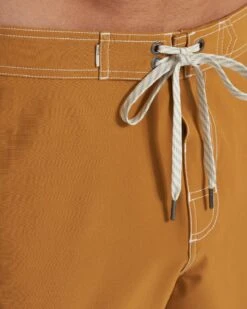 Puerto Boardshort | Dark Golden -Vuori Clothing Store V3004DGL SP23 M ECOMM BOARDSHORTS DETAIL 1854 1X1 DETAIL