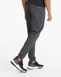 Transit Jogger | Charcoal -Vuori Clothing Store V417CCL SP18 M ECOMM FULL 0612