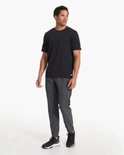 Transit Jogger | Charcoal -Vuori Clothing Store V417CCL SP18 M ECOMM FULL 0612 4x5 6026b2f0 ba85 4de0 a264 9a2cb6bb00ce