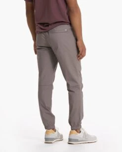 Ripstop Traveler Jogger | Cocoa 9 Ripstop Traveler Jogger | Cocoa -Vuori Clothing Store V434CCO FA20 M ECOMM BOTTOM 0866