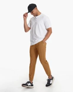 Fleet Jogger | Caramel -Vuori Clothing Store V444CAR SP23 M ECOMM PANTS BOTTOM 2874 1X1 101fe892 48f3 40c5 a227 d952aa6d9beb