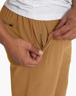 Fleet Jogger | Caramel -Vuori Clothing Store V444CAR SP23 M ECOMM PANTS DETAIL 2883 1 DETAIL