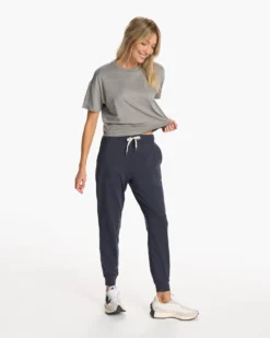 Energy Tee | Heather Grey -Vuori Clothing Store VW1011HTG FA23 W ECOMM TOPS FULL ALT 4