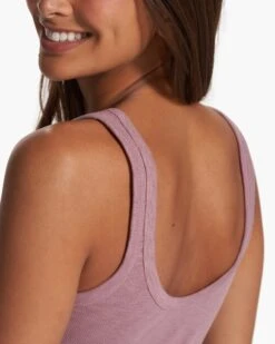 Sunrise Crop Tank | Orchid -Vuori Clothing Store VW1013OCD FA23 M ECOMM TOPS DETAIL 2