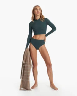 Dune Crop | Beryl -Vuori Clothing Store VW1024BER SP23 W ECOMM WATERTOPS 1333 FULL 1x1 833a27f2 1c82 4751 b62b 781aae19161f 1