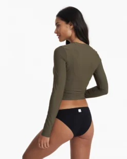 Long Sleeve Dune Crew | Oregano -Vuori Clothing Store VW1082ORE SP23 W ECOMM WATER 20TOPS 1571 TOP 1X1 7f997bbc abd1 4c93 a551 3a238797bbc5