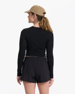 Long-Sleeve Coast Crop Crew | Black 6 Long-Sleeve Coast Crop Crew | Black -Vuori Clothing Store VW1084BLK 07005