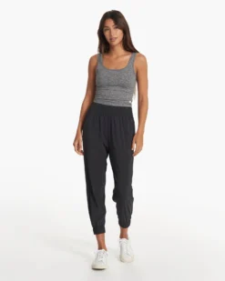 Halo Essential Tank | Heather Grey -Vuori Clothing Store VW1089HTG SP23 W ECOMM TOPS FULL 0962 4X5 55b9e609 e1e8 41b9 bd6d 8b123789d4bc