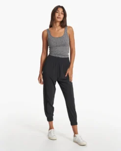 Halo Essential Tank | Heather Grey -Vuori Clothing Store VW1089HTG SP23 W ECOMM TOPS FULL 0992 1x1 d2e0c287 5511 45cf be40 a787e0edb863