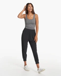 Halo Essential Tank | Heather Grey -Vuori Clothing Store VW1089HTG SP23 W ECOMM TOPS FULL 0998 1x1 e6df1ae3 ce28 44e5 91e4 4342d6a944de