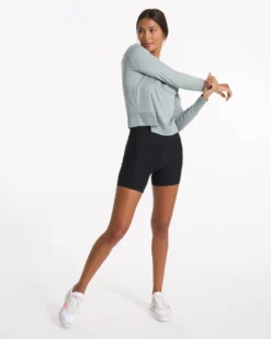 Daydream Crew | Stormy Heather -Vuori Clothing Store VW133HSR SP23 W ECOMM TOPS DETAIL 03349 1x1 f2a7577f f198 4017 ba8b c0f8403b3996