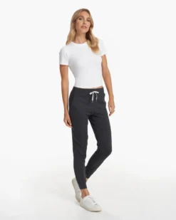 Pose Fitted Tee | White -Vuori Clothing Store VW169WHT 23SP W ECOMM TOPS FULL ALT 4