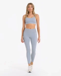 Mindset Bra | Light Cloud -Vuori Clothing Store VW186LCL FA22 W ECOMM CURVE 00042 1x1 c076eb2d 7089 4a25 a269 eb2f8f7ef739