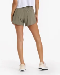 Clementine 4" Short 2.0 | Light Oregano -Vuori Clothing Store VW3004LOR 00148 be13911c 68ef 4695 aa0f b903cbe85808