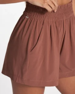 Villa Short | Hazelnut -Vuori Clothing Store VW3015HZN FA23 W ECOMM SHORTS DETAIL 5