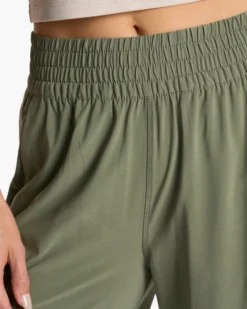 Villa Wideleg | Pistachio 8 Villa Wideleg | Pistachio -Vuori Clothing Store VW4047PSO FA23 W ECOMM PANTS DETAIL 8 4x5 79c3ceef deda 4b0d ab88 169cb64adcc7