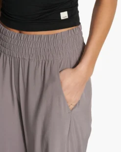 Villa Wideleg | Smoke 8 Villa Wideleg | Smoke -Vuori Clothing Store VW4047SMK FA23 W ECOMM PANTS DETAIL 9