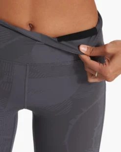 Stride Legging | Charcoal Mache -Vuori Clothing Store VW429CMA SP23 W ECOMM PANTS DETAIL 3270 1x1 6d6efb64 dca5 403d a18c 6565a0698722