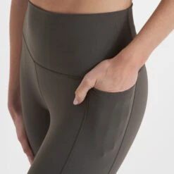 Studio Pocket Legging-Short | Oregano -Vuori Clothing Store VW446 SORE 2917 0a9437d8 1b25 473f 80bf 1da30100ed5b