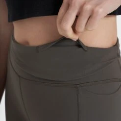 Studio Pocket Legging-Short | Oregano -Vuori Clothing Store VW446 SORE 2920 3e6510ce d843 4ae6 ab4f 6bcee2a43898