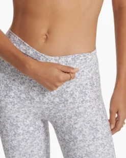 Studio Pocket Legging | Light Micro Mini Camo -Vuori Clothing Store VW446LMM SP23 W ECOMM PANTS 2738 DETAIL 1x1 ca9c206d e700 41b1 9785 70d93d305632