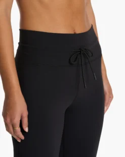 Daily Wideleg - Short | Black -Vuori Clothing Store VW489 SBLK FA23 W ECOMM PANTS DETAIL 8