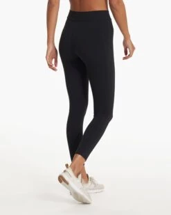 Daily Pocket Legging | Black 10 Daily Pocket Legging | Black -Vuori Clothing Store VW490BLK FA22 W ECOMM FULL 3229