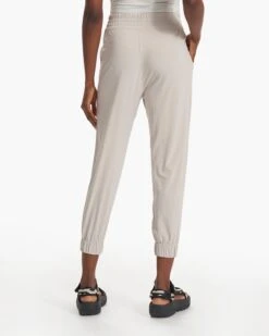 Villa Jogger | Beach Sand -Vuori Clothing Store VW493BSD SP23 W ECOMM PANTS 3462 DETAIL 1x1 44eb34d1 9bc9 40e9 abf9 672de360d97d