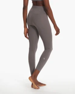 Evolve Legging | Smoke -Vuori Clothing Store VW497SMK SP23 W ECOMM PANTS 3456 BOTTOM 1x1 fa674e4e 275b 4016 9b71 83363fcdb677