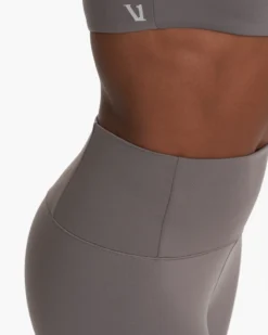 Evolve Legging | Smoke -Vuori Clothing Store VW497SMK SP23 W ECOMM PANTS 3464 DETAIL 1x1 44155698 1be5 4936 86d1 81e7f6dee544