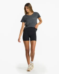 Script Tee | Charcoal -Vuori Clothing Store VW988CCL FA22 W ECOMM FULL 0558