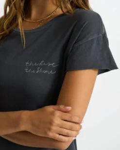 Script Tee | Charcoal -Vuori Clothing Store VW988CCL FA22 W ECOMM TOP 05161